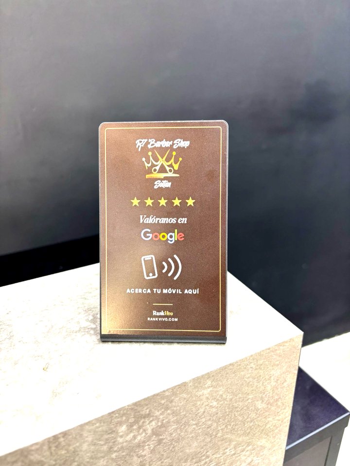 Placa NFC personalizada de R7 Barber Shop en su local